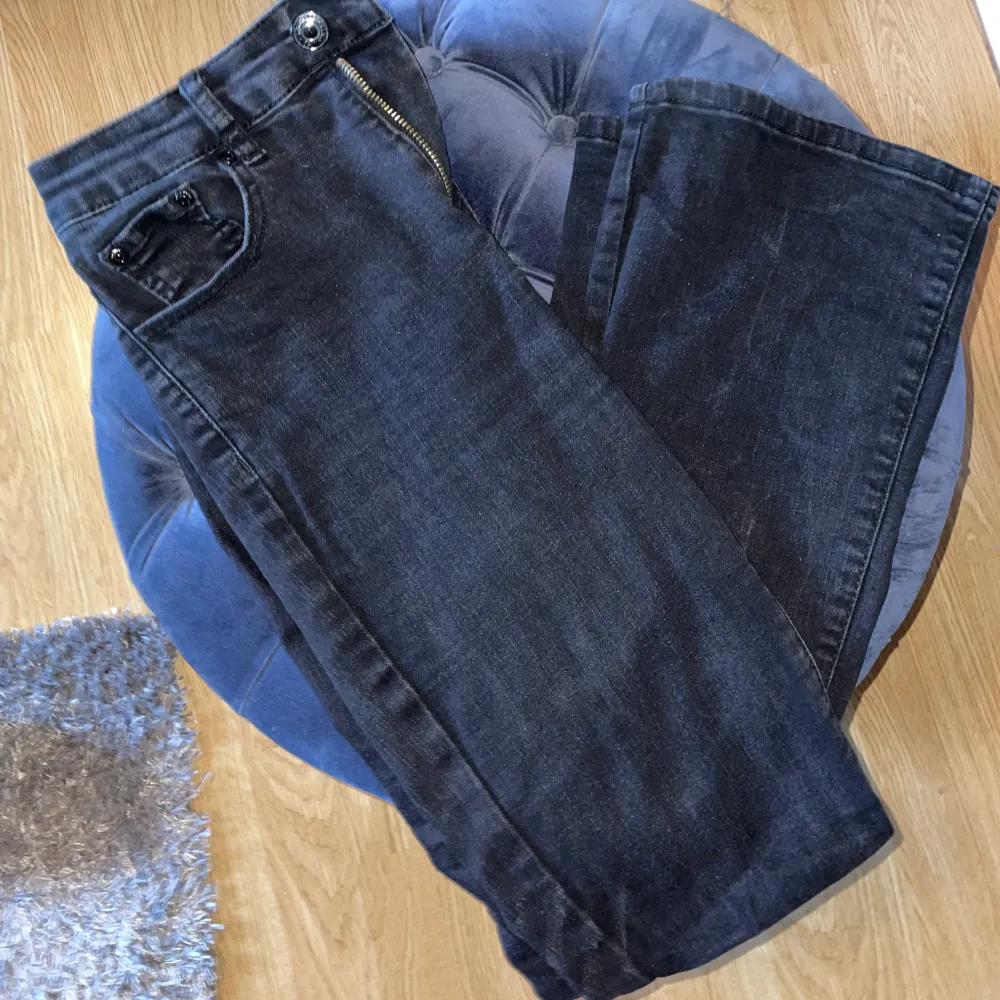 Säljer mina svarta jeans, jättebra i längden för mig som är 1.67🖤(köparen står för frakt). Jeans & Byxor.