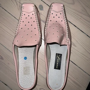 Rosa loafers - Jättesöta loafers i storlek 39 som tyvärr är lite för små för mig därav säljer. Helt nya och omvända med gulliga stjärndetaljer 