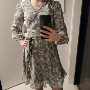 Grön sommarklänning NY! - Grön klänning med vita blommor, ny med prislappar kvar. Storlek xs/34