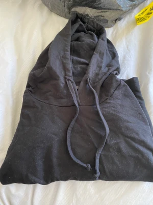 HOODIE  - Skön croppad Hoodie inför sommaren