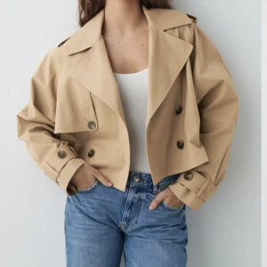 Trenchcoat  - Beige slutsåld trenchcoat från ginatricot💗prislappar kvar och endast testad🌸stl XS men stor i storlek💗