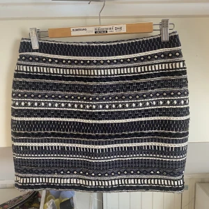 Så fin kjol med detaljer  - Så så fin kjol, med glitter o stenar från mango💗💗Säljer då den är lite liten men den är i så fint skick. Kjolen har en dragkedja i bak och passar perfekt till sommaren💗💗Kjolen har så fina detaljer med både stenar, pärlor o färger