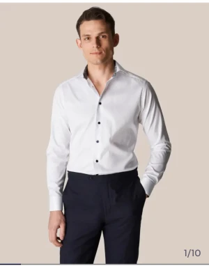 Vit Eton skjorta - Skit snygg Eton skjorta. Storlek 38. Det motsvarar S/M. Säljer för att den inte passar mig . Skicket är bra 8/10!  Inget slitage/fläckar mm. Nypriset är 1500kr