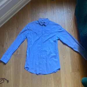 Skjorta Dolce&Gabbana - Ljusblå skjorta med cowboy liknande utsmyckningar 