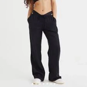 svarta linnebyxor  - svarta lågmidjade linnebyxor från hm. köpta förra sommaren. jättefina och sköna. 