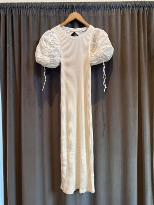 Lång klänning med puffiga armar - Helt ny