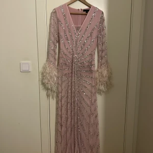 Rosa klänning  - Storlek S Använd en gång  från Asos ny pris 2000