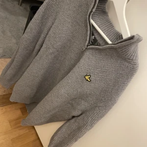 Kläder  - Säljer min lyle and scott zip hoddie, aldrig använd där den är för stor, så väldigt bra skick på den,