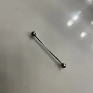 Helt oanvänd piercing, säljer då jag tänkte göra industrial men nu ångrat mig. Längden är 4,5 cm. Hör av er, kan gå ner i pris vid snabb affär ❣️