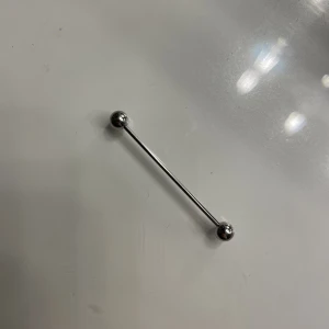 industrial piercing  - Helt oanvänd piercing, säljer då jag tänkte göra industrial men nu ångrat mig. Längden är 4,5 cm. Hör av er, kan gå ner i pris vid snabb affär ❣️