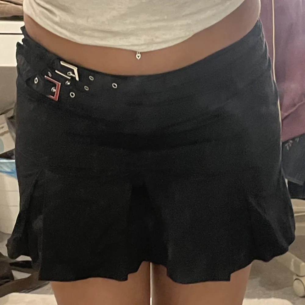 Svart short skirt med coola mini skärp som en snygg detalj!. Kjolar.