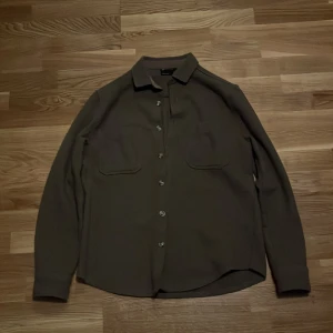 Grön Overshirt i bra skick, storlek M - Grön Overshirt från Asos i bra skick, storlek M