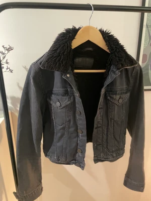 Jeansjacka från Acne - Mörkblå jeansjacka med foder från Acne 