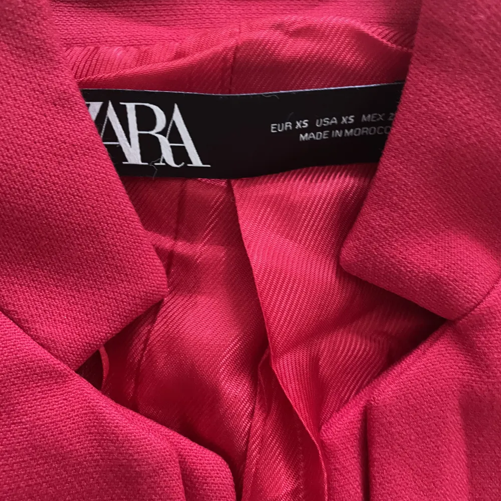 Fin blazer/klänning strl XS från Zara. Tyvärr så kommer den inte längre till användning för mig och hoppas att den får en ny ägare. Se mina övriga aktioner! ❤️. Klänningar.