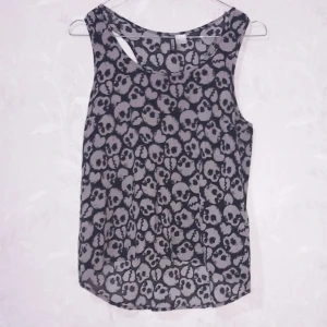 Svart linne med dödskallar 🖤 - Svart linne med dödskallar och krossade hjärtan