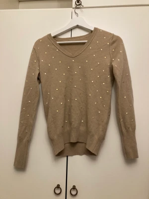 Beige kofta - En väldigt fin beige kofta i väldigt bra skick. Storlek S.