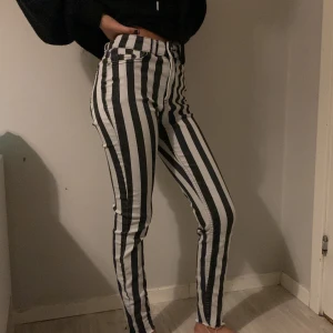 Randiga med high Waisted jeans - Det är storlek xs/32 och är randiga. Är inte direkt skinny jeans utan de är lite utsträckta på benen. Dem passar skit bra vid höfterna och midjan och är gjord av skön matrial. Vet ej vilken butik den är köpt på. Kontakta för mer information.
