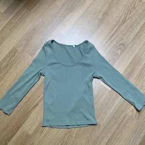 Grön tröja med halvlånga ärmar i storlek S/XS