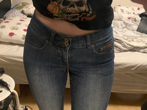 Lågmidjade Jeans - Säljer mina favvojeans då jag känner att dom blivit för små! Är 175 cm och dom är lite för korta till mig. Pris går alltid att diskutera! Dm för fler bilder!