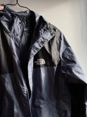 North face jacka - The north face seasonal mountain jacket. Lätt och slitstark tunnare material som är vattenavvisande. Färgen är mer åt det blå/grå/lila hållet, svår att fånga!  Superfint skick utan några defekter. Storlek M. Nypris 1200