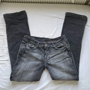 Grå lågmidjade bootcut jeans. Innerbenslängd: 85 cm, midja: ca 80 cm