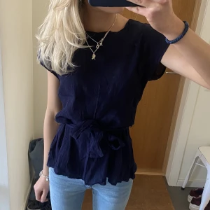 Topp - Såå fin topp från lindex med knytning i midjan, går att knyta både fram och i ryggen🥰