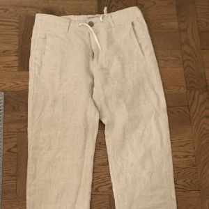 Linnebyxor  - Sjukt fräsha linnebyxor helt oanvända, köpte från ett okänt märke i Grekland. Passar en person som är 170-175.