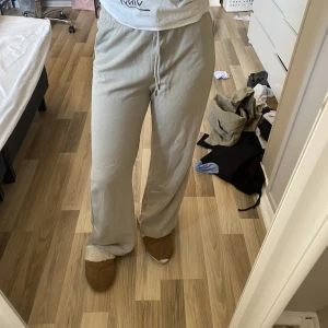 Mjukisbyxor - Beiga Vida mjukisbyxor. Skulle vara så snygga att göra lågmidjade men också snygga bara som dom är nu😍