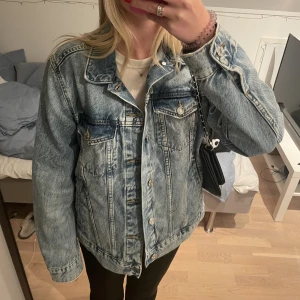 Jeansjacka  - Hej! Säljer min blåa jeansjacka från hm. Perfekt nu till våren och sommaren. Den är i jättefint skick och har inga defekter. Den är i storlek M men sitter bra och lite oversized på mig som vanligtvis har storlek S. Hör av er om ni har några frågor🥰