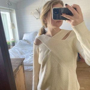 Cos - Säljer denna jättefina tröjan från Cos. Supergin och unik.