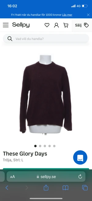 Stickad tröja - Fina vinröd stickad tröja från sellpy, väldigt mysig men var tyvärr lite för tight och liten på mig! Det står att det är storlek L men skulle definitivt säga att det är mer som M/S🥰