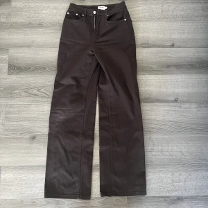 Bruna jeans - Superfina jeans från Nakd. Endast använda 1 gång!! Storlek 34. 
