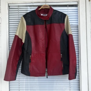 Vintage läderjacka/skinnjacka motorcykeljacka  - Svincool och unik vintage läderjacka (äkta läder) i motorcykelstuk säljes. Strl: L, kan bäras som en one size. 