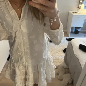 Klänning - Vit klänning som passar perfekt till sommaren💖💖💖