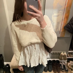 Croptop Zara - Säljer denna korta stickade tröjan från Zara då den inte kommer till användning! Aldrig använd, ord pris 400kr om jag inte minns fel😊💕