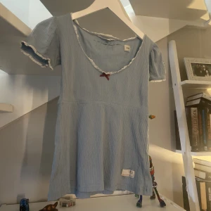 Odd Molly topp - Superfin blå topp från odd molly som är perfekt för sommaren! Skriv om intresserad💕