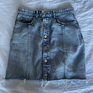 Jeans kjol  - Säljer min jättefina mid waisted jeanskjol från HM. Storlek 36 och passar mig som vanligtvis har xs-s. Kjolen är aldrig använd och säljer då den tyvärr aldrig kommer till användning🫶🏼💕😋