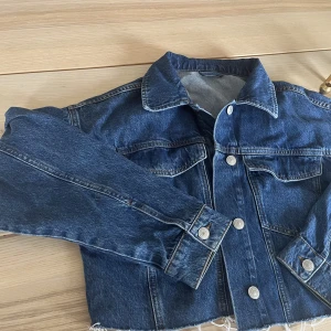 Jeansjacka från gina - Snygg croppad jeansjacka från Ginatricot, storlek 36. Kan inte minnas att jag använt den. /Alice💕