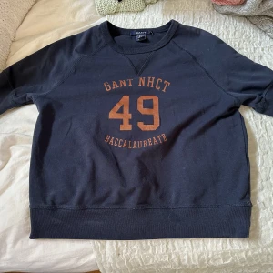 En tjockare T-shirt från gant. - En marinblå t-shirt från Gant. Men text.