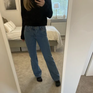 Jeans  - Jättefina raka lågmidjade blåa jeans från Carlings, som tyvärr blivit för små✨Dom är i nyskick då jag inte han andvända dom så mycket innan dom blev för små, jag är 1,61cm✨Nypris 599kr, priser går att diskuteras✨