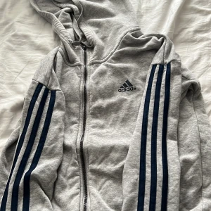 Adidas zip hoddie - Riktigt snygg Adida zip hoddie 