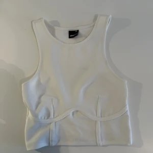 Vit Topp Från Gina - jätte fin topp, ingen sort slitage alls🤎 Säljs pga att den inte kommer till någon användning 