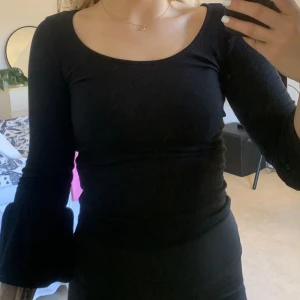 Topp - Supergullig topp med volangärmar. 