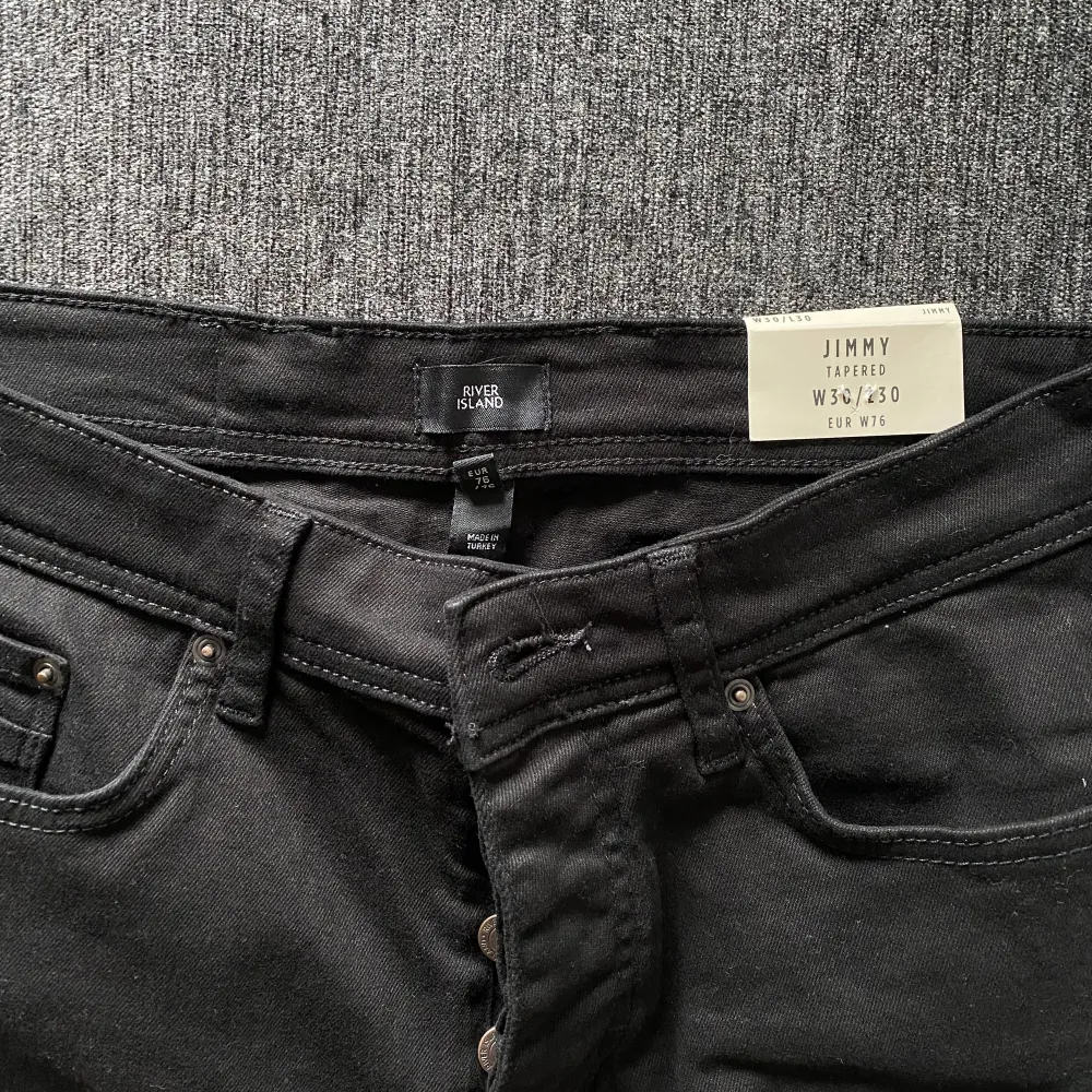 Ett par nya jeans från Asos. Storleken passade inte och hann inte skicka tillbaka dem. Frakt tillkommer.. Jeans & Byxor.