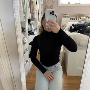Polotröja - En svart polotröja från H&M i storlek S.