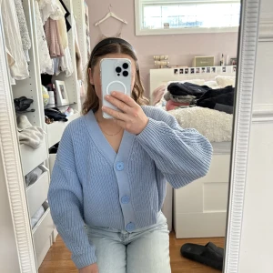 Blå stickad kofta - En blå lite tjockare stickad kofta från H&M .