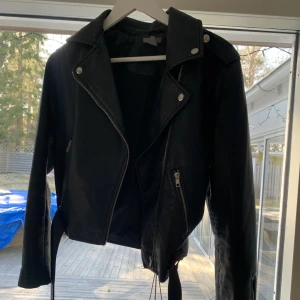 Skinnjacka - Jättefin skinnjacka i nyskick. Storlek M men skulle säga att den är liten i storleken. 