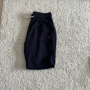 Gantshorts - Tjena! Säljer dessa supersköna gant skjortsen. Perfekta till sommaren. Säljer shortsen då de inte passar. Skick 9/10. Köpta för ca 600. 