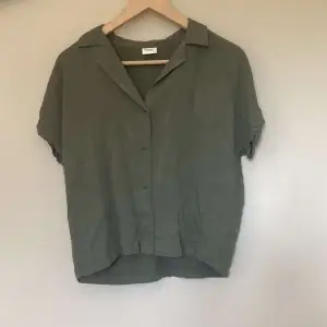 En mörkgrön kortärmad skjorta som passar till allt!