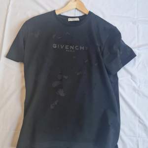 Distressed Givenchy T Shirt använd fåtal gånger, bra skick. 